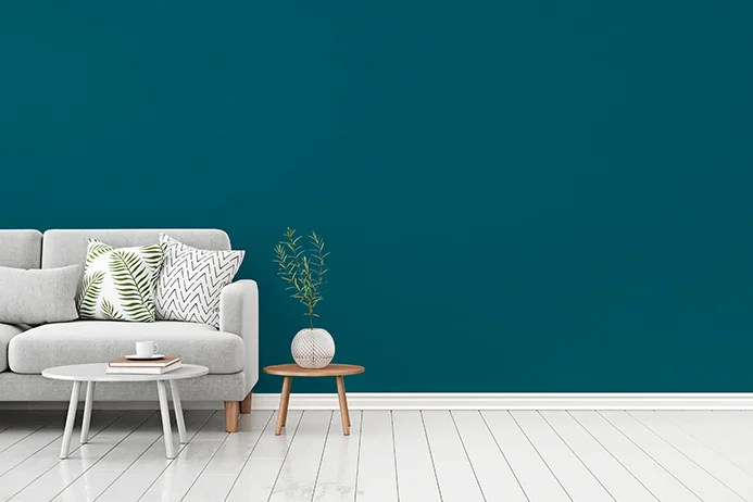 Wohnzimmer mit Sofa und Beistelltisch